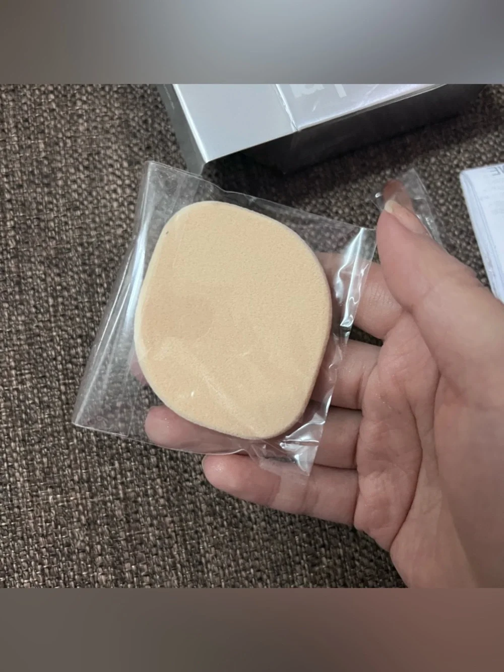 La prairie makeup sponge and makeup brush